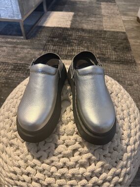 Dr. Martens Metallic Silver Platform Clogs. NWOB